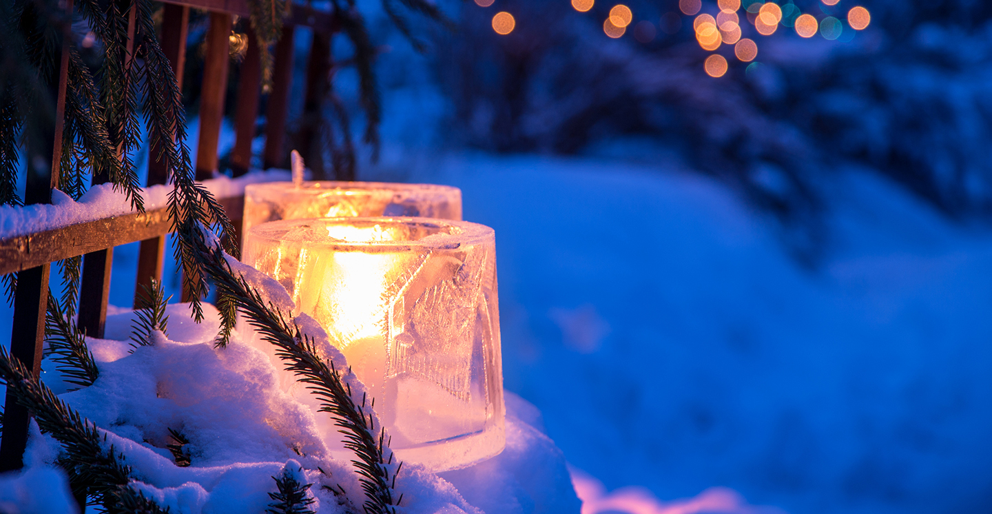 Jäälyhtyjä lumisessa maisemassa