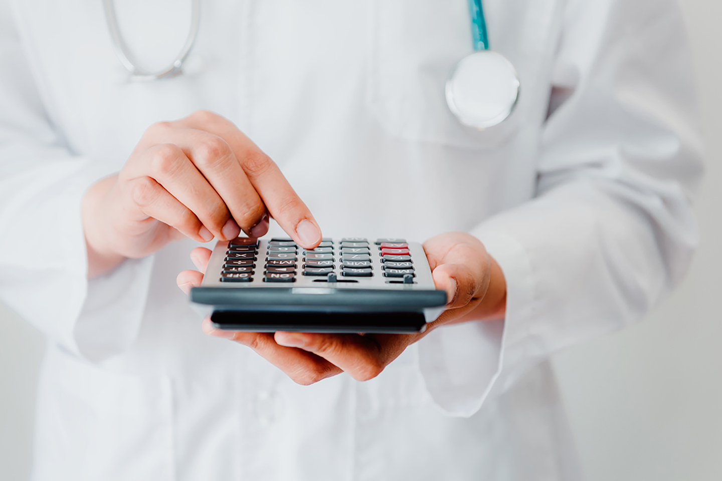 lääkäri laskee taskulaskimella