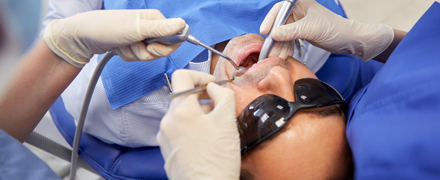 Potilasta hoidetaan hammaslääkärin vastaanotolla