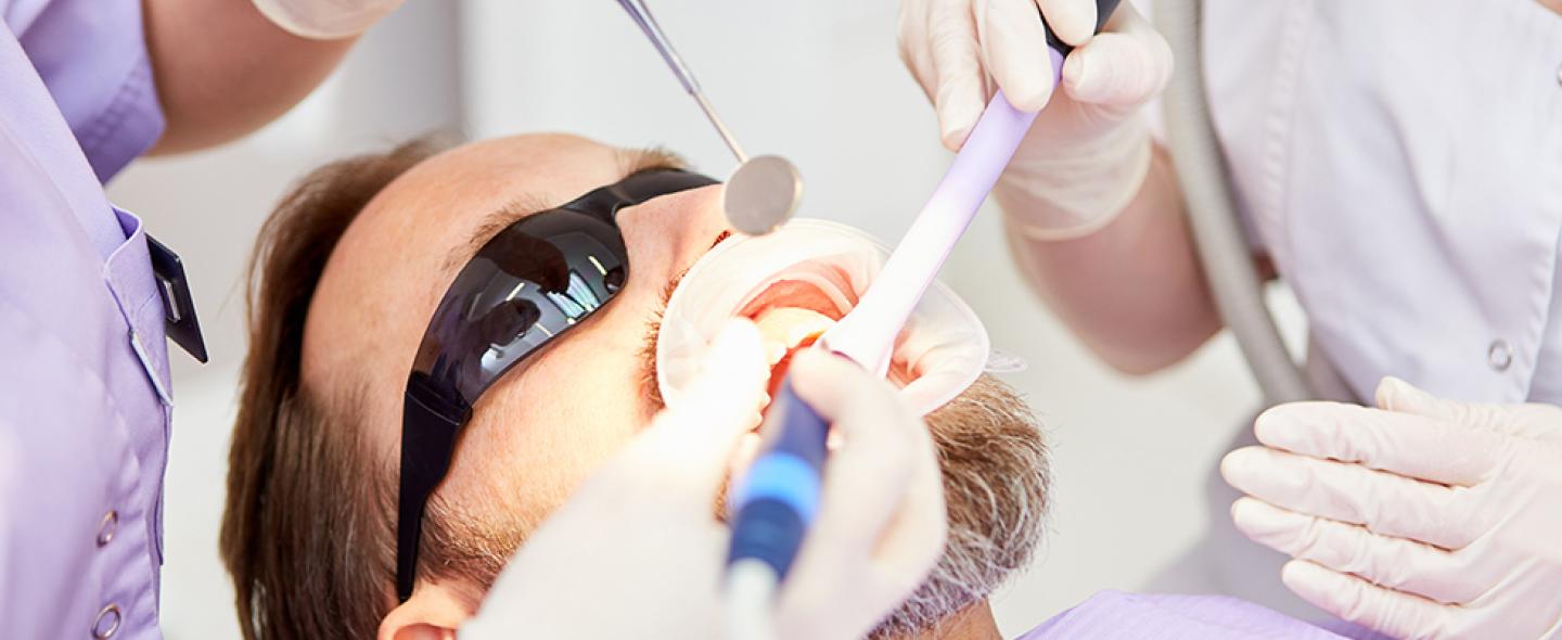 Potilasta hoidetaan hammaslääkärin vastaanotolla