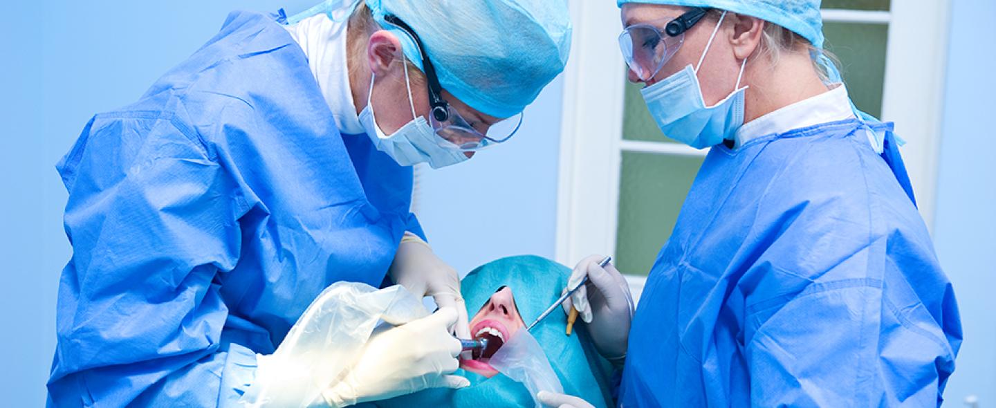 Potilaalle tehdään hammaslääkärin vastaanotolla suukirurgista toimenpidettä