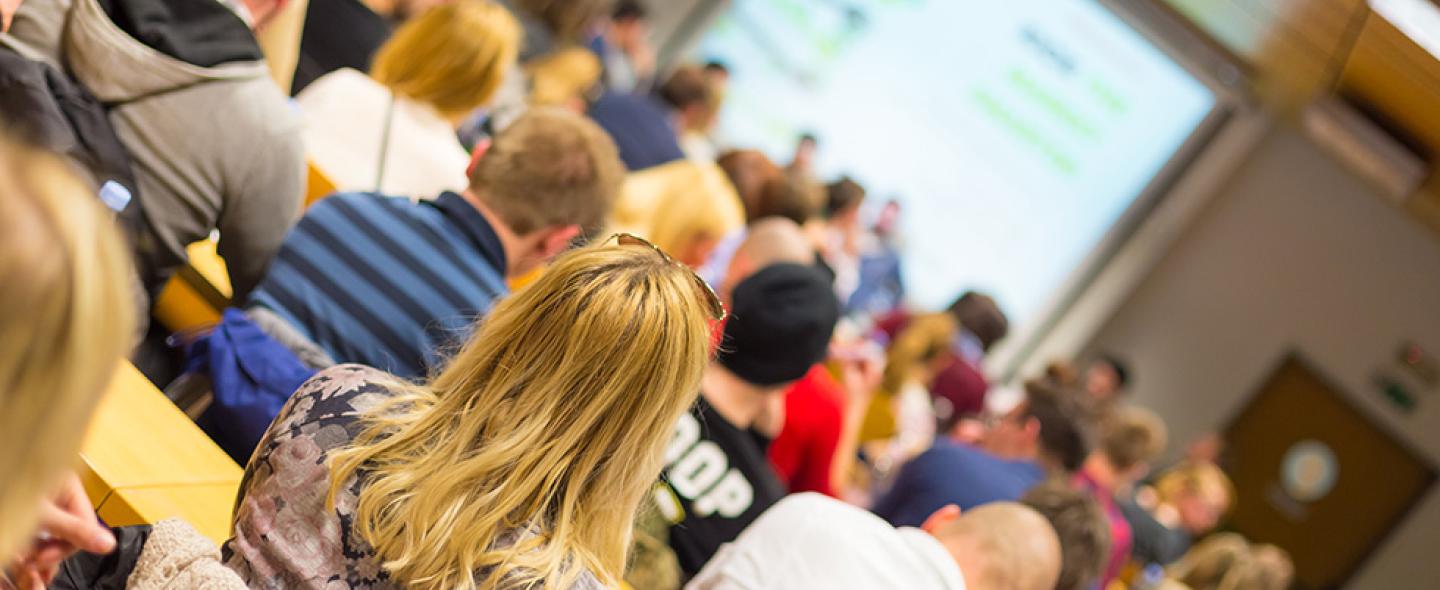 Opiskelijoita istumassa luentosalissa