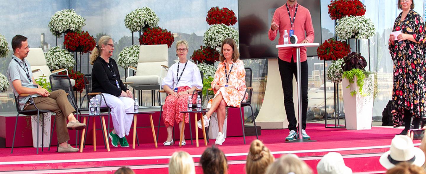 Hammaslääkäriliiton, Lääkäriliiton ja Terveydenhoitajaliiton edustajat paneelikeskustelussa SuomiAreenan lavalla Porissa 13.7.2022