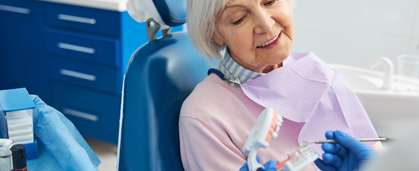 Iäkäs nainen hammaslääkärillä