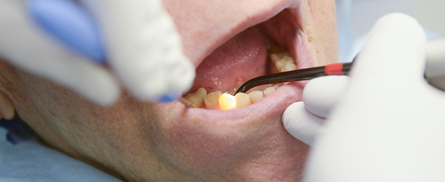 Iäkäs potilas hammaslääkärillä