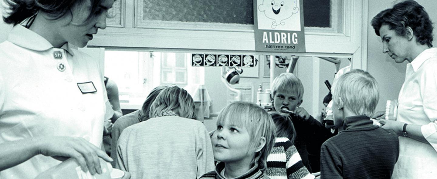 Oppilaille annetaan hampaiden harjausopetusta hammashoitolassa 1970-luvulla
