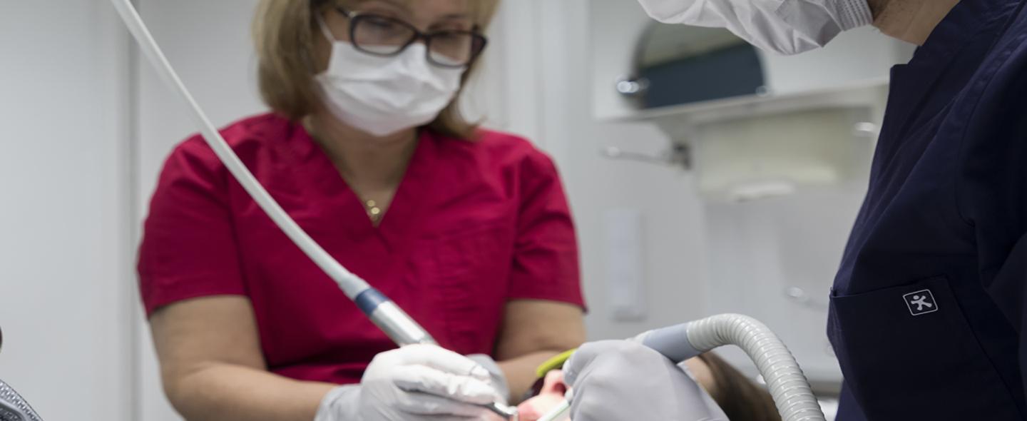 Potilasta hoidetaan hammaslääkärin vastaanotolla