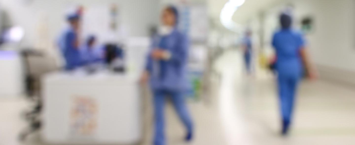 Sosiaal- ja terveydenhuollon ammattilaiset työskentelevät vastaanotolla