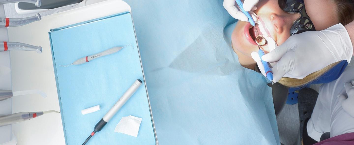 Potilas hammaslääkärin vastaanotolla