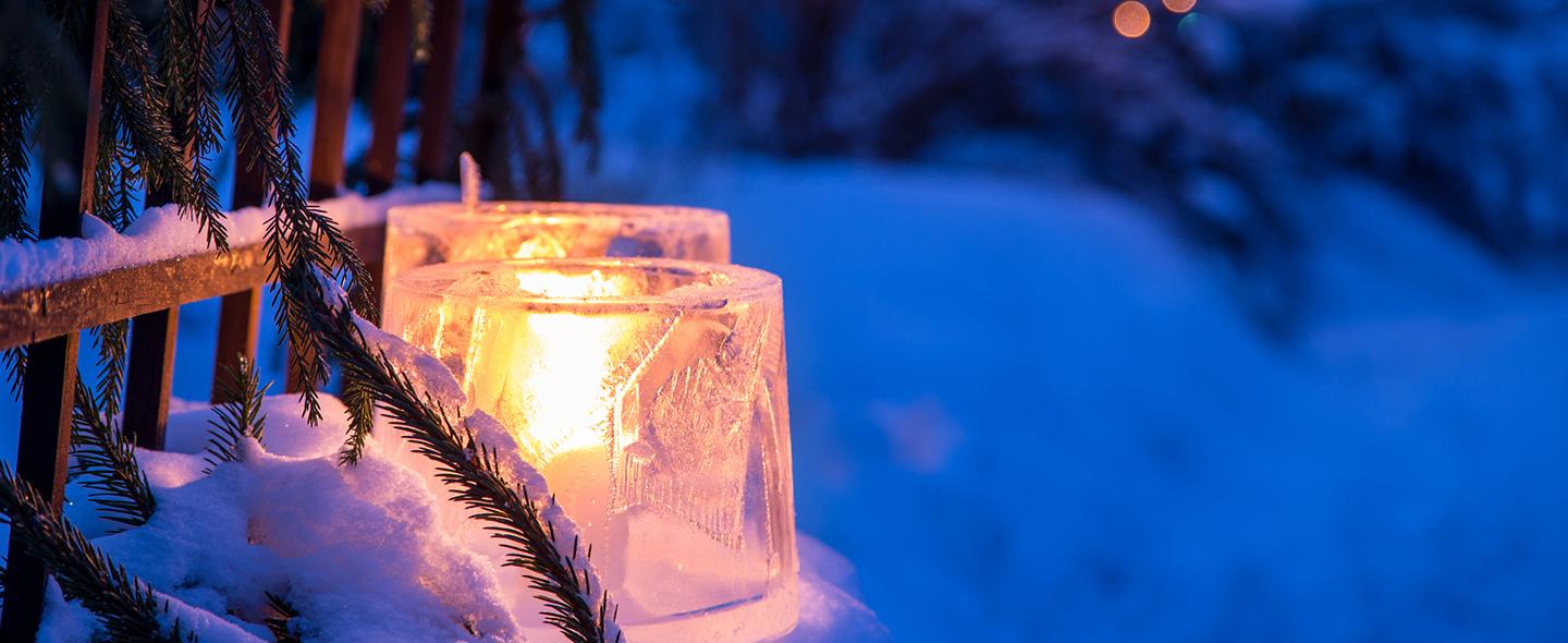 Jäälyhtyjä lumisessa maisemassa