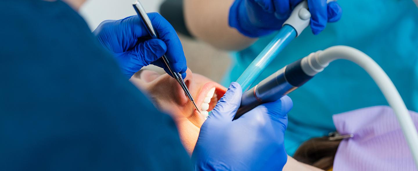 Potilas hammaslääkärin vastaanotolla