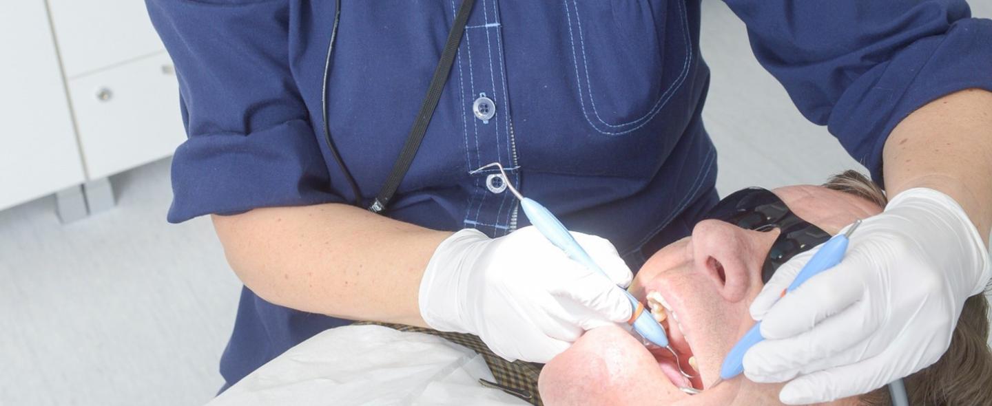 Hammaslääkäri hoitaa potilasta