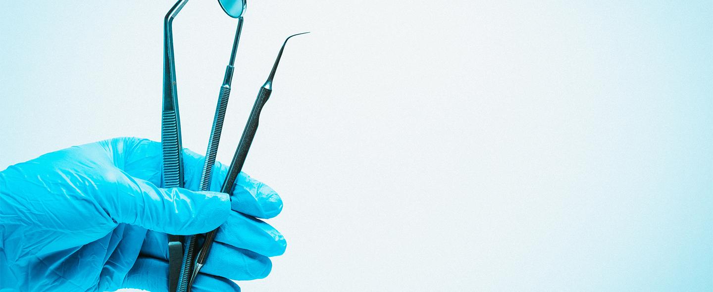 instrumentteja hammaslääkärin kädessä