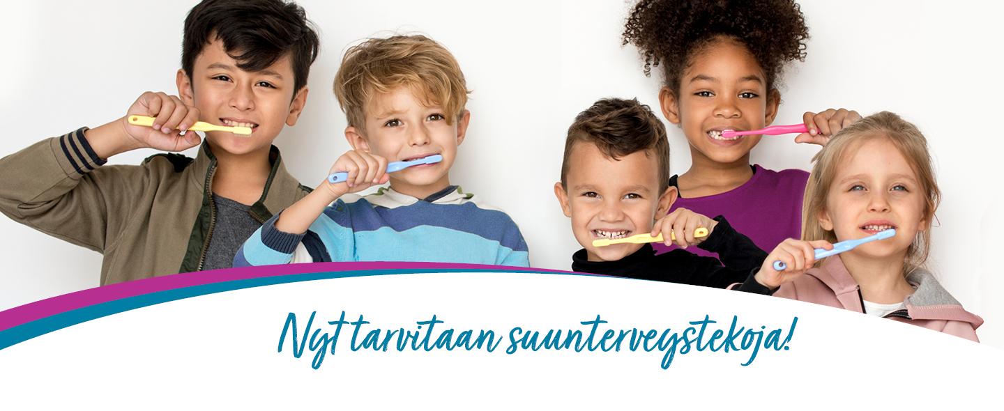 lapset harjaavat yhdessä hampaita