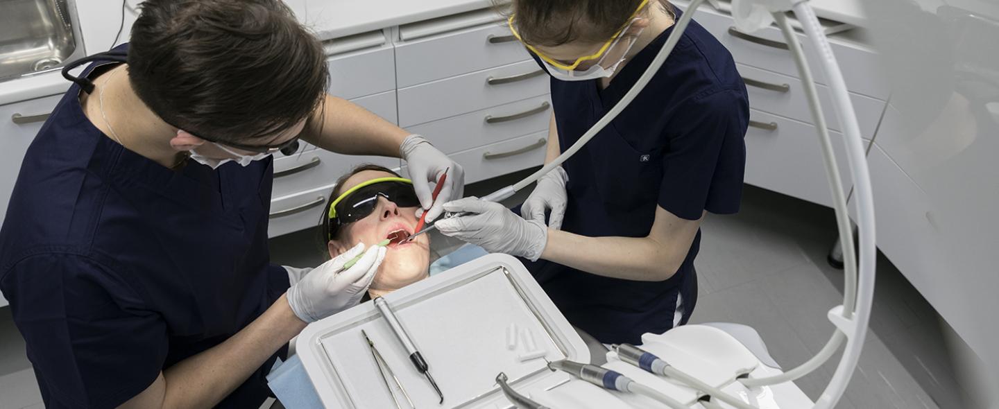 Potilasta hoidetaan hammaslääkärin vastaanotolla