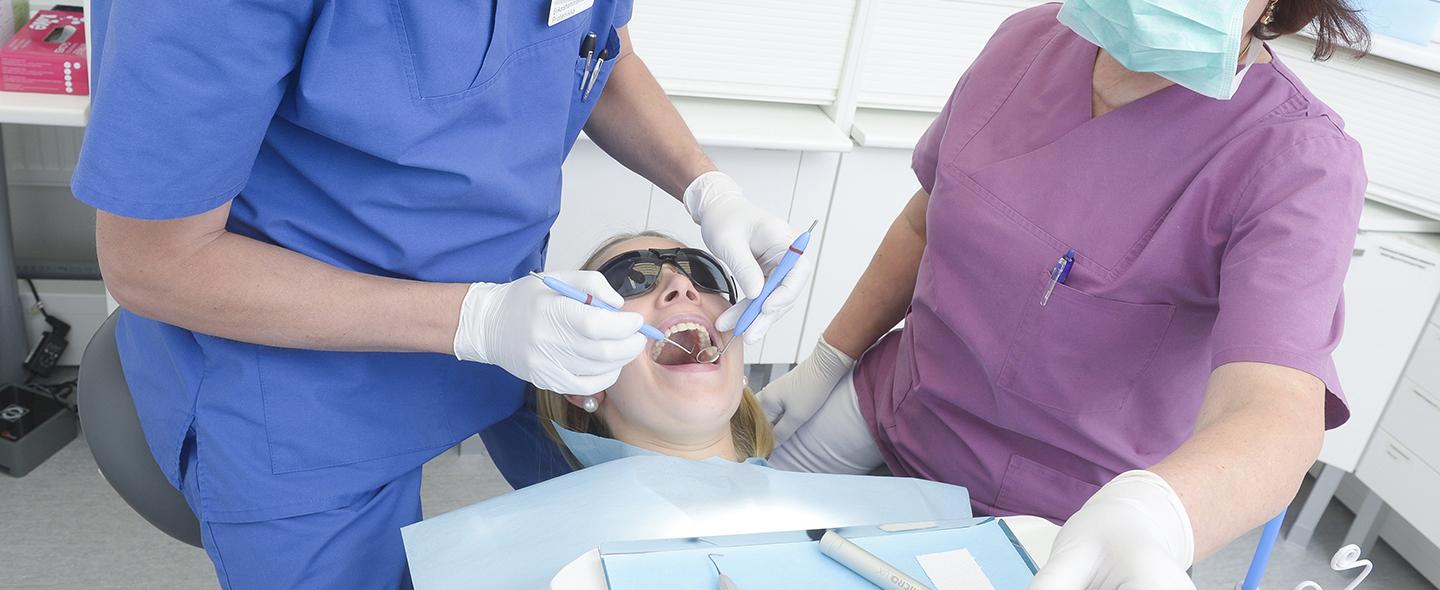 Potilasta hoidetaan hammaslääkärin vastaanotolla