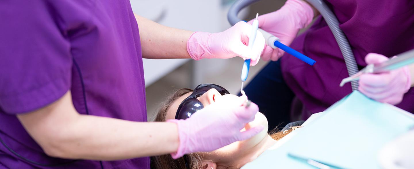 Potilasta hoidetaan hammaslääkärin vastaanotolla