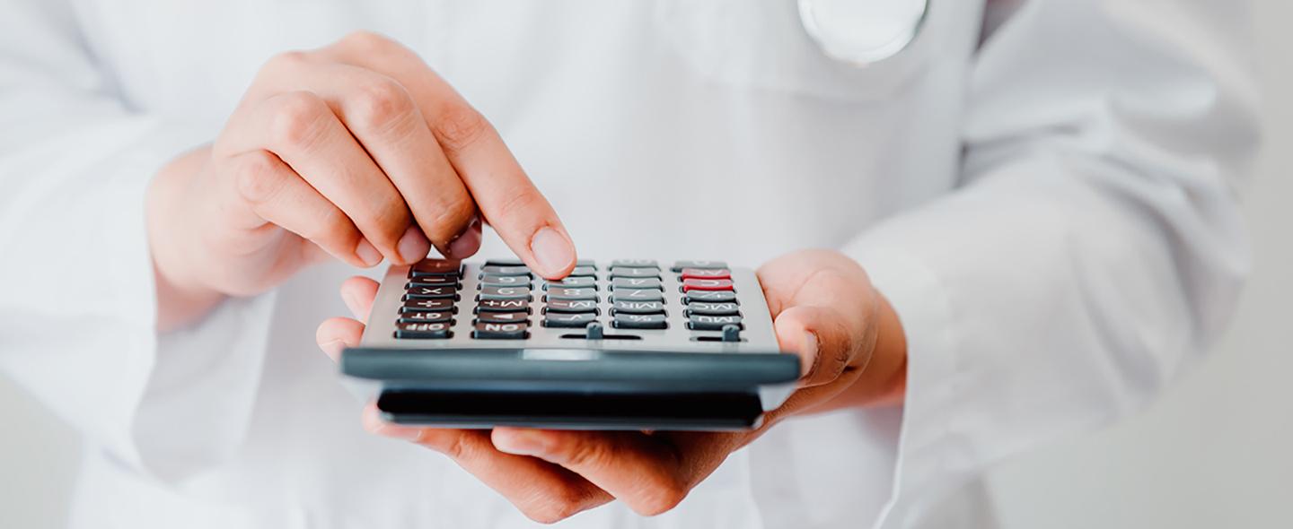 lääkäri laskee taskulaskimella