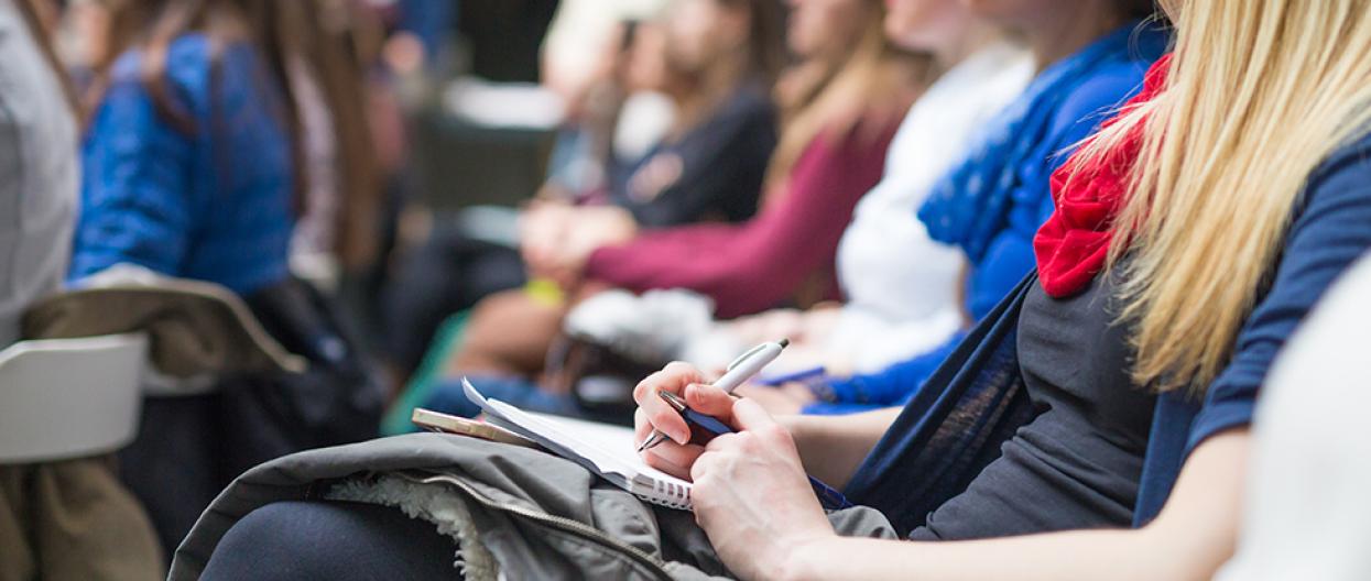 Opiskelijoita istumassa luentosalissa