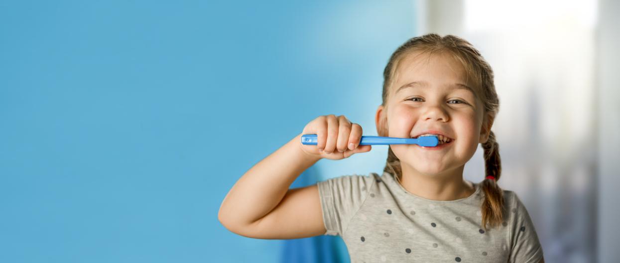 Lapsi harjaa hampaita