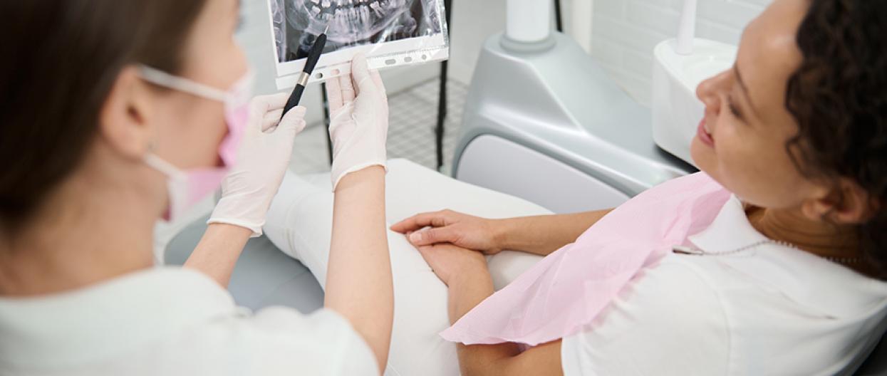 Potilas hammaslääkärin vastaanotolla