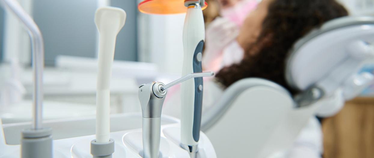 Potilas hammaslääkärin vastaanotolla