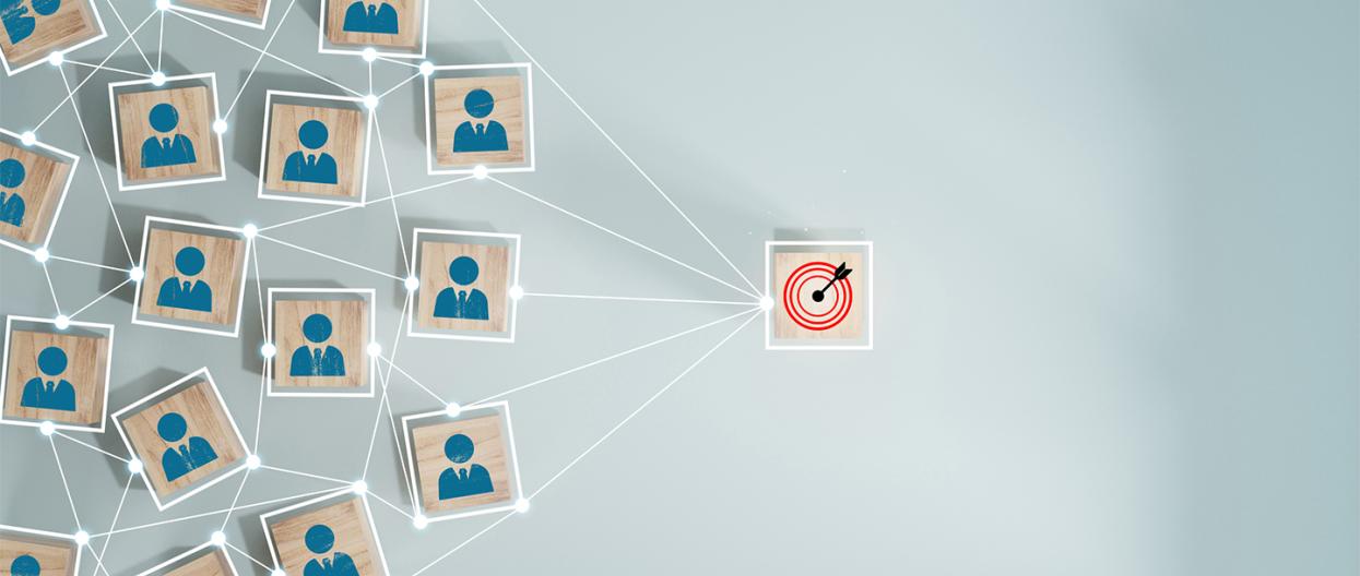 Jäseniä symboloivia puunappuloita sinisellä taustalla