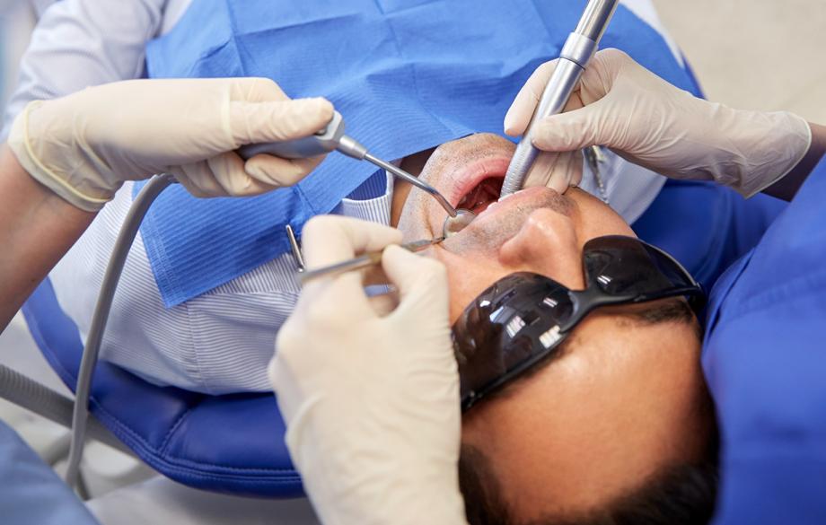 Potilasta hoidetaan hammaslääkärin vastaanotolla