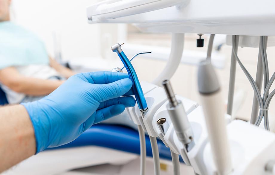 Hammaslääkärin kädessä instrumentteja