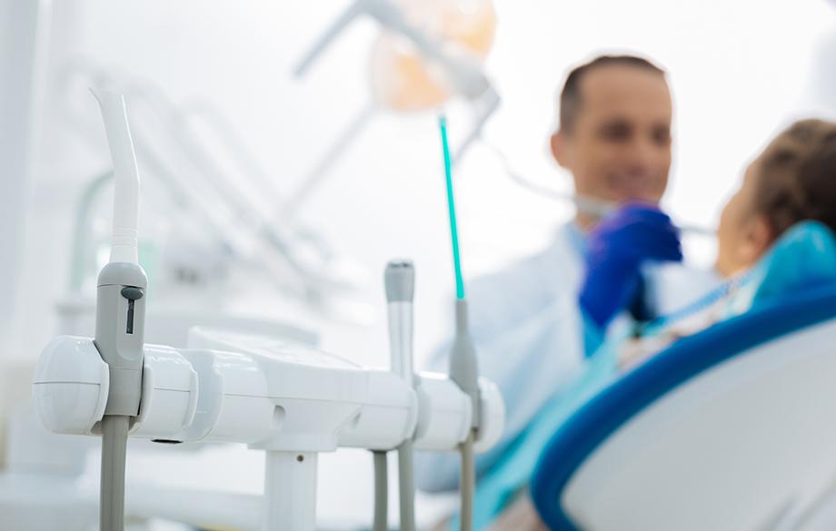 Hammaslääkäri hoitaa potilasta