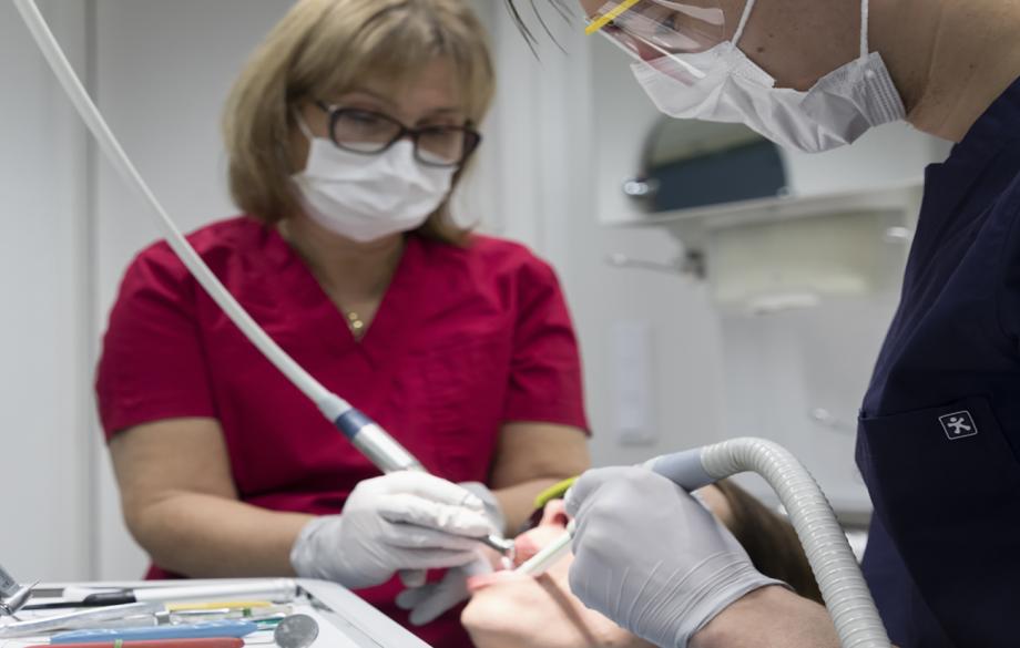 Potilasta hoidetaan hammaslääkärin vastaanotolla