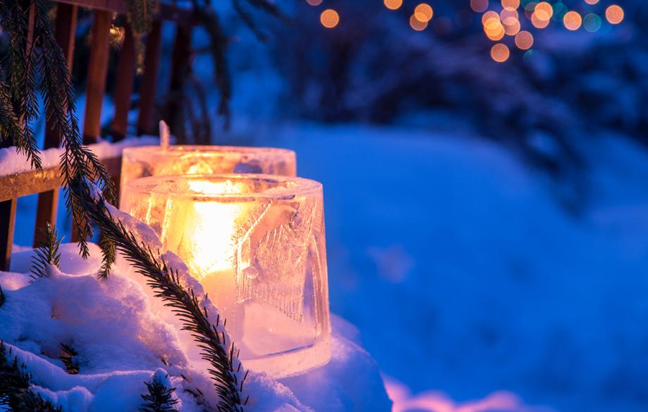 Jäälyhtyjä lumisessa maisemassa