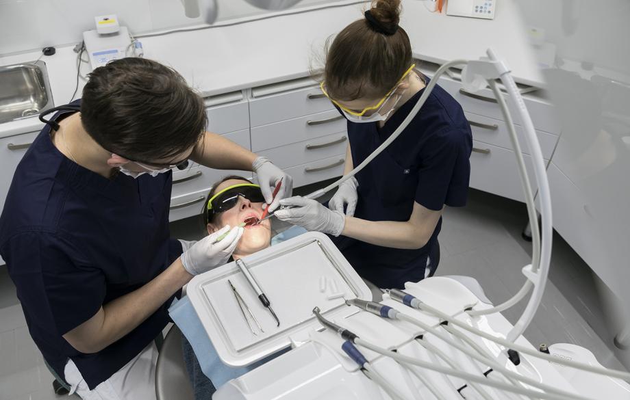 Potilasta hoidetaan hammaslääkärin vastaanotolla