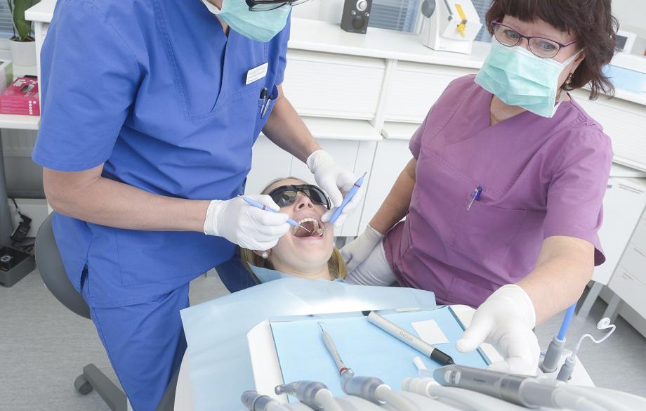 Potilasta hoidetaan hammaslääkärin vastaanotolla