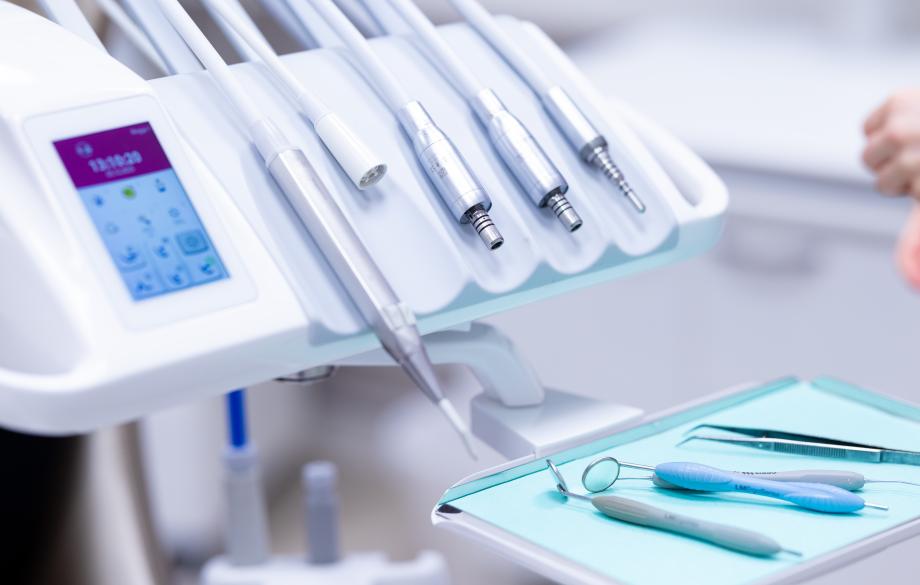 Instrumenttisilta hammaslääkärin vastaanotolla