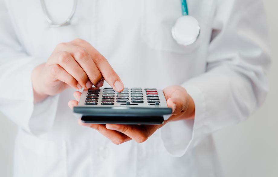 lääkäri laskee taskulaskimella