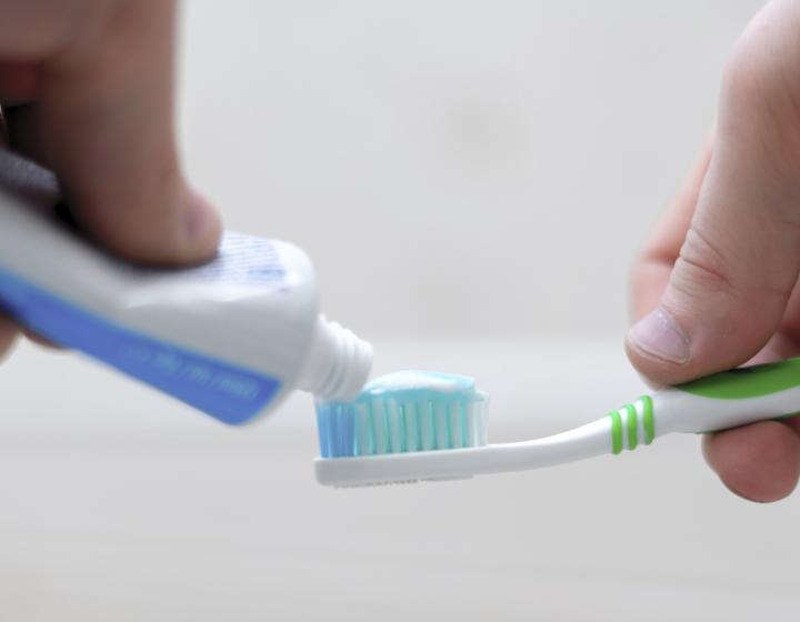 Käytä fluorihammastahnaa kaksi kertaa päivässä
