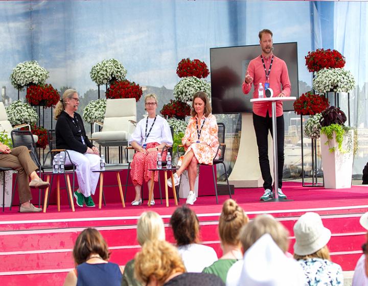 Hammaslääkäriliiton, Lääkäriliiton ja Terveydenhoitajaliiton edustajat paneelikeskustelussa SuomiAreenan lavalla Porissa 13.7.2022