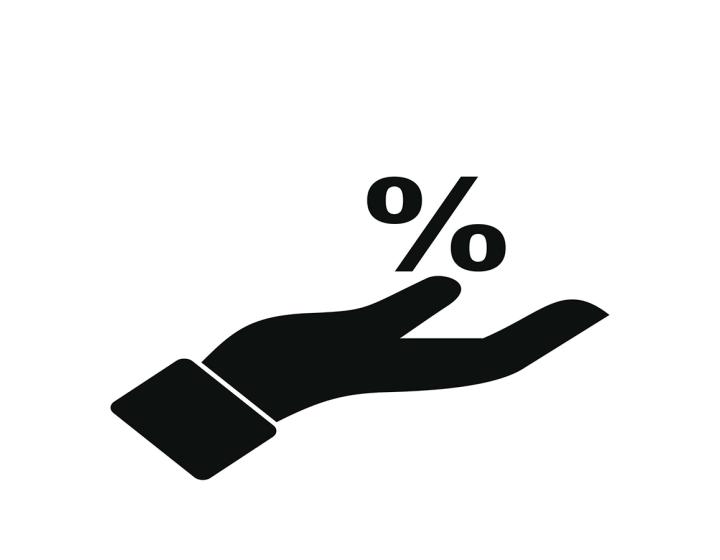 Piirretty käsi kannattelee kämmenellään prosenttimerkkiä