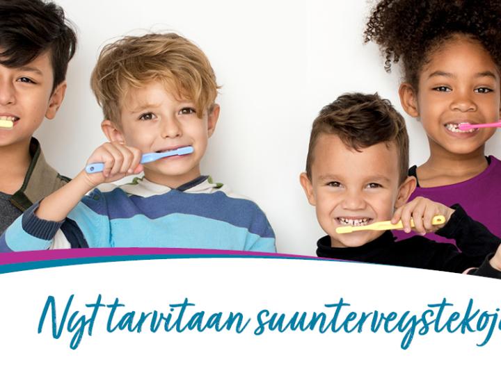 lapset harjaavat yhdessä hampaita