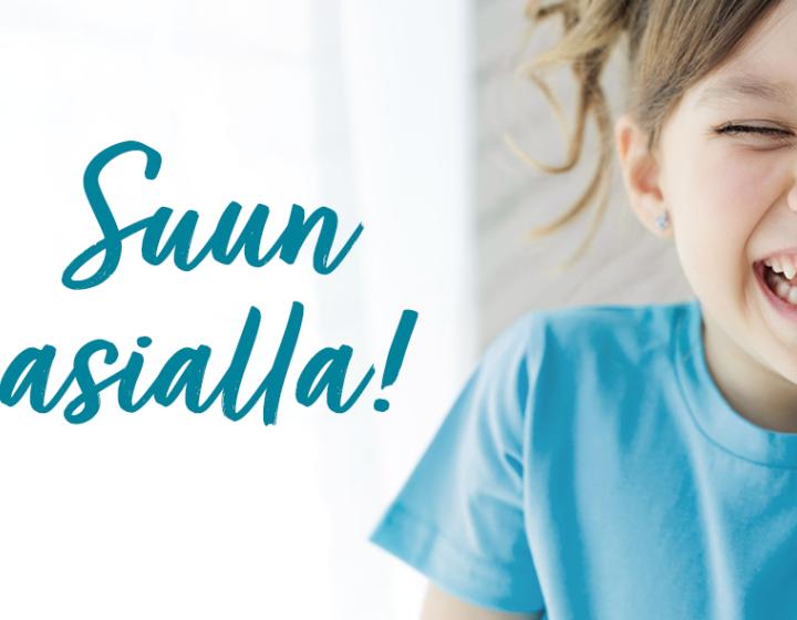 Naurava lapsi osoittaa suussaan olevaa maitohammasta
