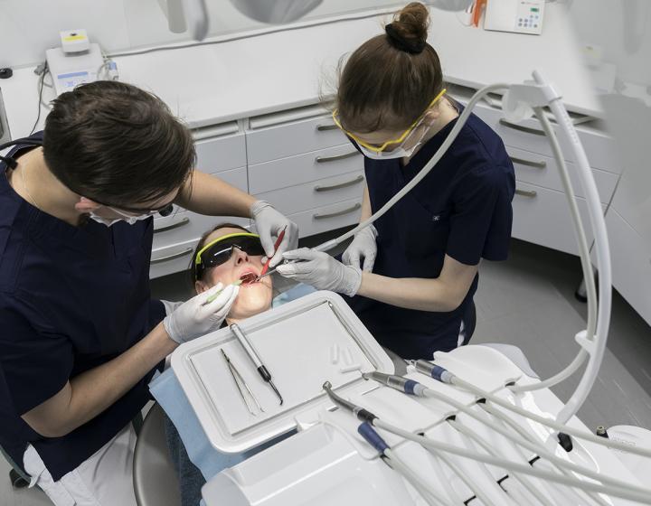 Potilasta hoidetaan hammaslääkärin vastaanotolla