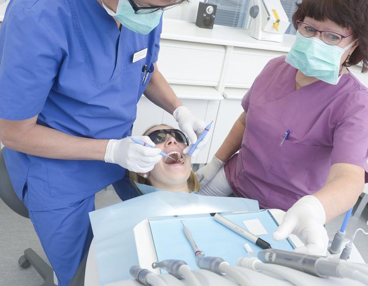 Potilasta hoidetaan hammaslääkärin vastaanotolla