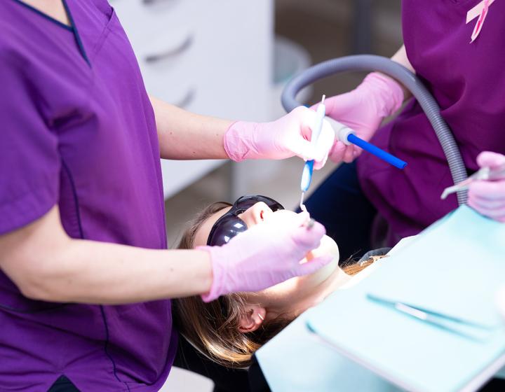 Potilasta hoidetaan hammaslääkärin vastaanotolla