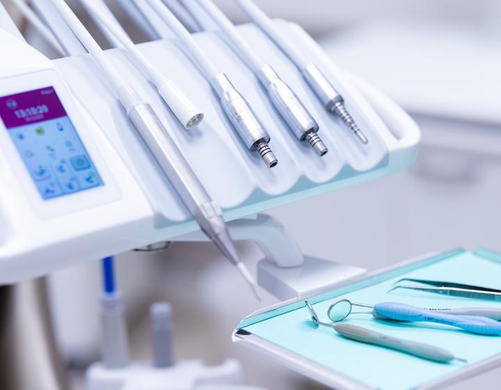 Instrumenttisilta hammaslääkärin vastaanotolla